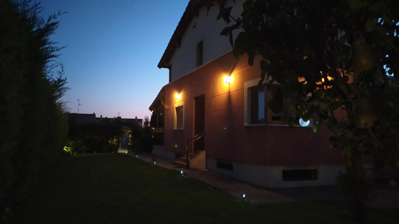 Hostal Cuarenta y Ocho Luces Burgo Exterior foto