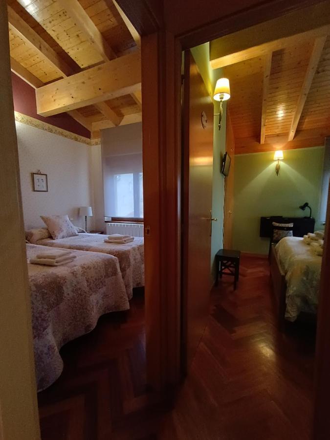Hostal Cuarenta y Ocho Luces Burgo Exterior foto